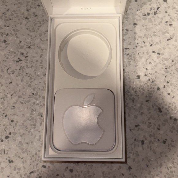 IPhone 14 Pro Box - Picture 3 of 3